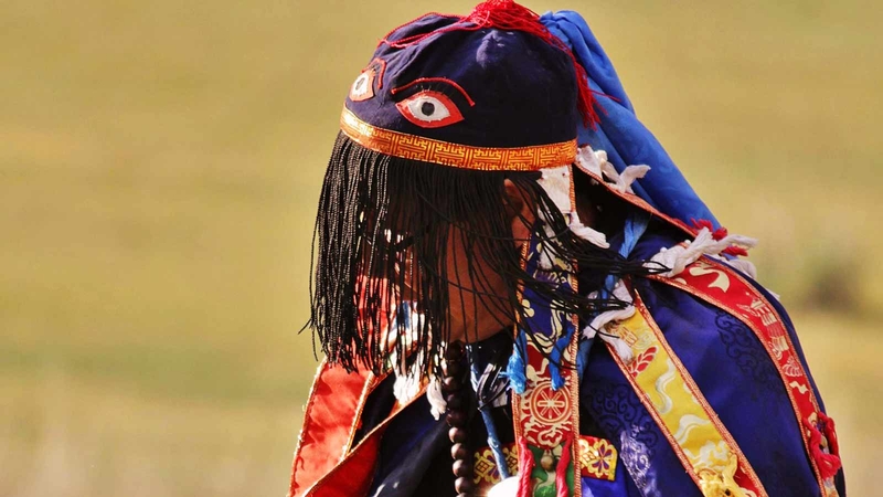 Burjatský šaman Budažap Širetorov, zdroj: wikimedia commons, foto: Arkadij Zarubin 