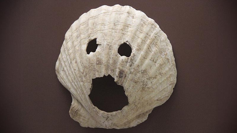 Neolitická maska z mušle, archeologické naleziště Tongsam-dong, zdroj: wikimedia commons, foto: prof.Garry Lee Todd