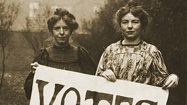 Sufražetky Annie Kenney and Christabel Pankhurst s plakátem za volební právo pro ženy, kolem roku 1908. Zdroj: Wikimedia Commons