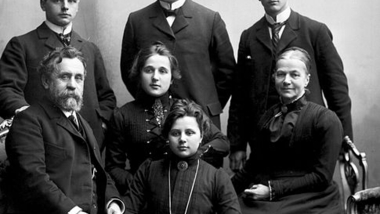 Paus family portrait, Wikimedia Commons