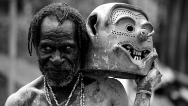 Maska z přírodních materiálů (bahno) – Bahenní muži (Papua-Nová Guinea) / Wikimedia Commons