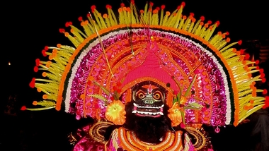 Maska démona z obřadního divadla čhau (Indie) / Wikimedia Commons