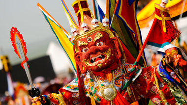 Maska zdobená korály – Danshig Naadam z buddhistického mysteria cam (Mongolsko) / Wikimedia Commons