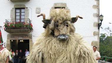 Maska medvěda-čerta (Pyreneje)  / Wikimedia Commons