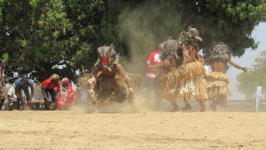 Maska z přírodních materiálů – Tanečníci Nyau (Zambie) / Wikimedia Commons