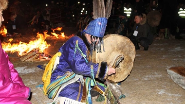 Mongolský šaman při ohňovém rituálu