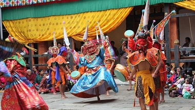 Rituální masky, Bhútán, zdroj: wikimedia commons, foto: Arian Zwegers