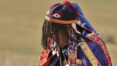 Mongolský šaman při ohňovém rituálu