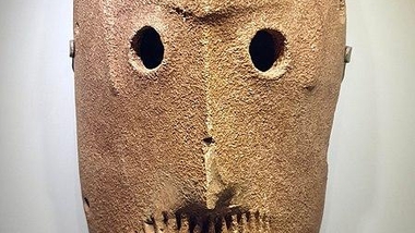 Maska z pískovce a křídy, cca 7000 př.n.l., zdroj: wikimedia commons, foto: Anagoria [[File:-7000 Horvat Duma Mask 02 Tahunian Culture Israel Museum Jerusalem 