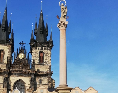 Mariánský sloup na Staroměs tském náměstí v Praze, Wikimedia Commons